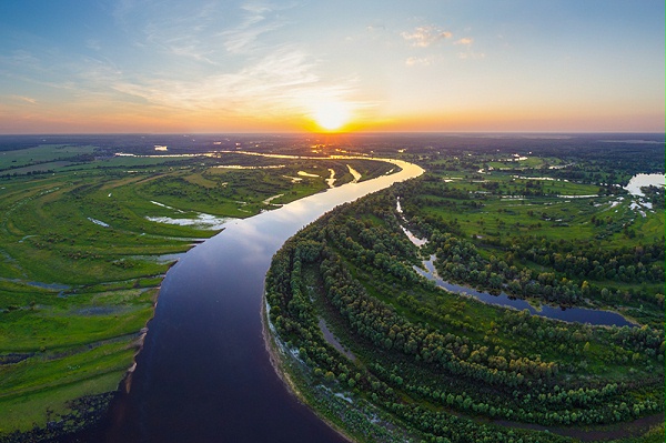 觅知网_自然风景阳光下绿色中流淌的河流风景图_1566878