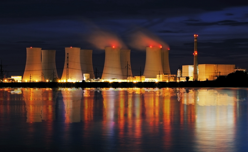 觅知网_夜晚核电发电厂倒影在水中核发电厂由夜用反射_1629840_副本